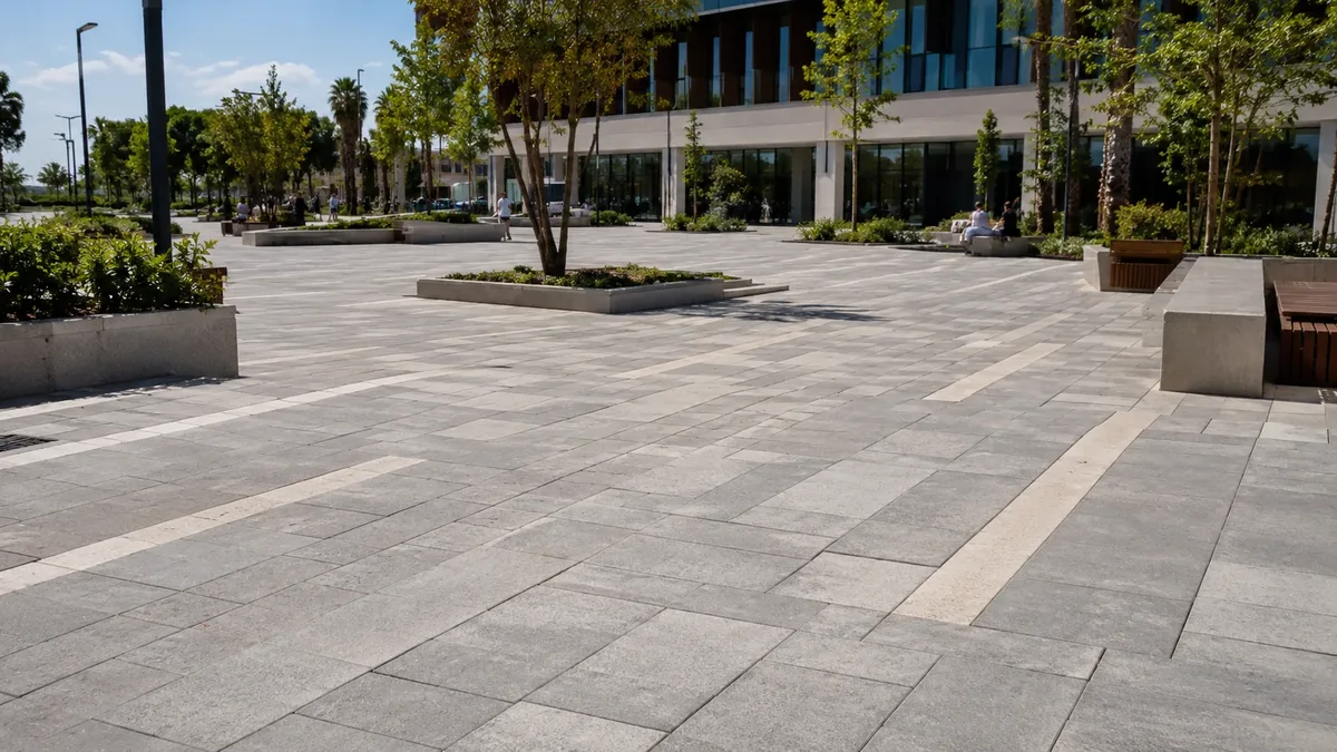 Manavgat belediye meydanında geniş format parke taşı kaplama — Hastaş Beton