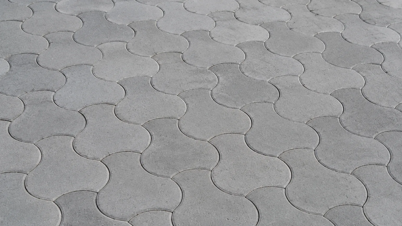 Gri beton elips formundaki parke taşlarının dekoratif ve tekrar eden döşeme deseniyle gösterildiği yakın plan ürün görseli.