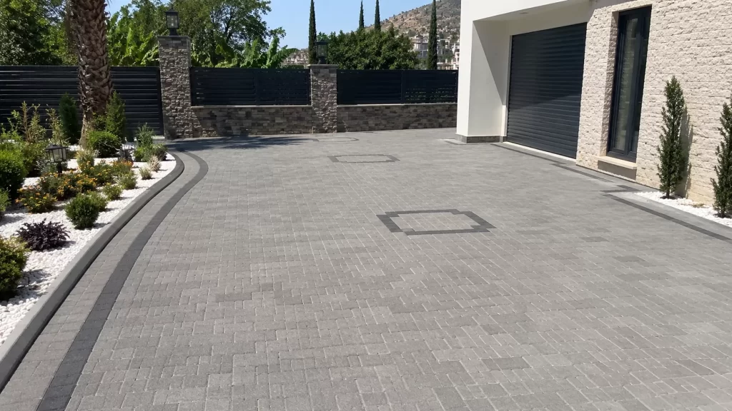 Alanya cevresinde tamamlanmis beton parke tasi doseme uygulamasi